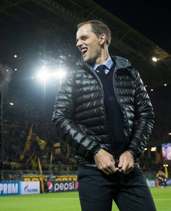 Dortmunds Geschäftsführer Hans-Joachim Watzke (l) und der damalige Dortmunder Trainer Thomas Tuchel gehen lachend durch das Stadion.