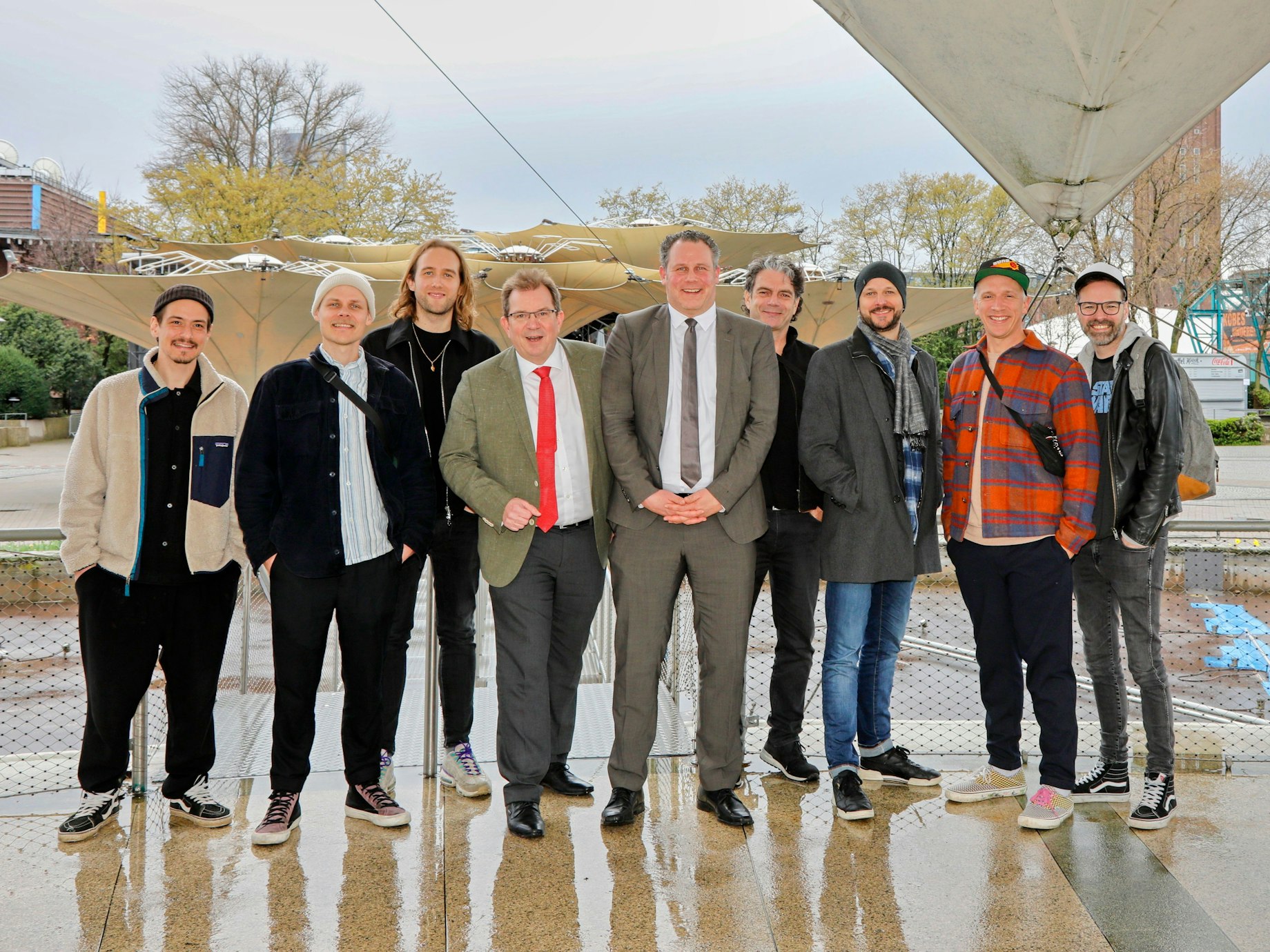 Der neue Geschäftsführer von KölnCongress Ralf Nüsser und der Leiter des Tanzbrunnens Till Stolpe zusammen mit Mitgliedern der Bläck Fööss, Kasalla und Cat Ballou .