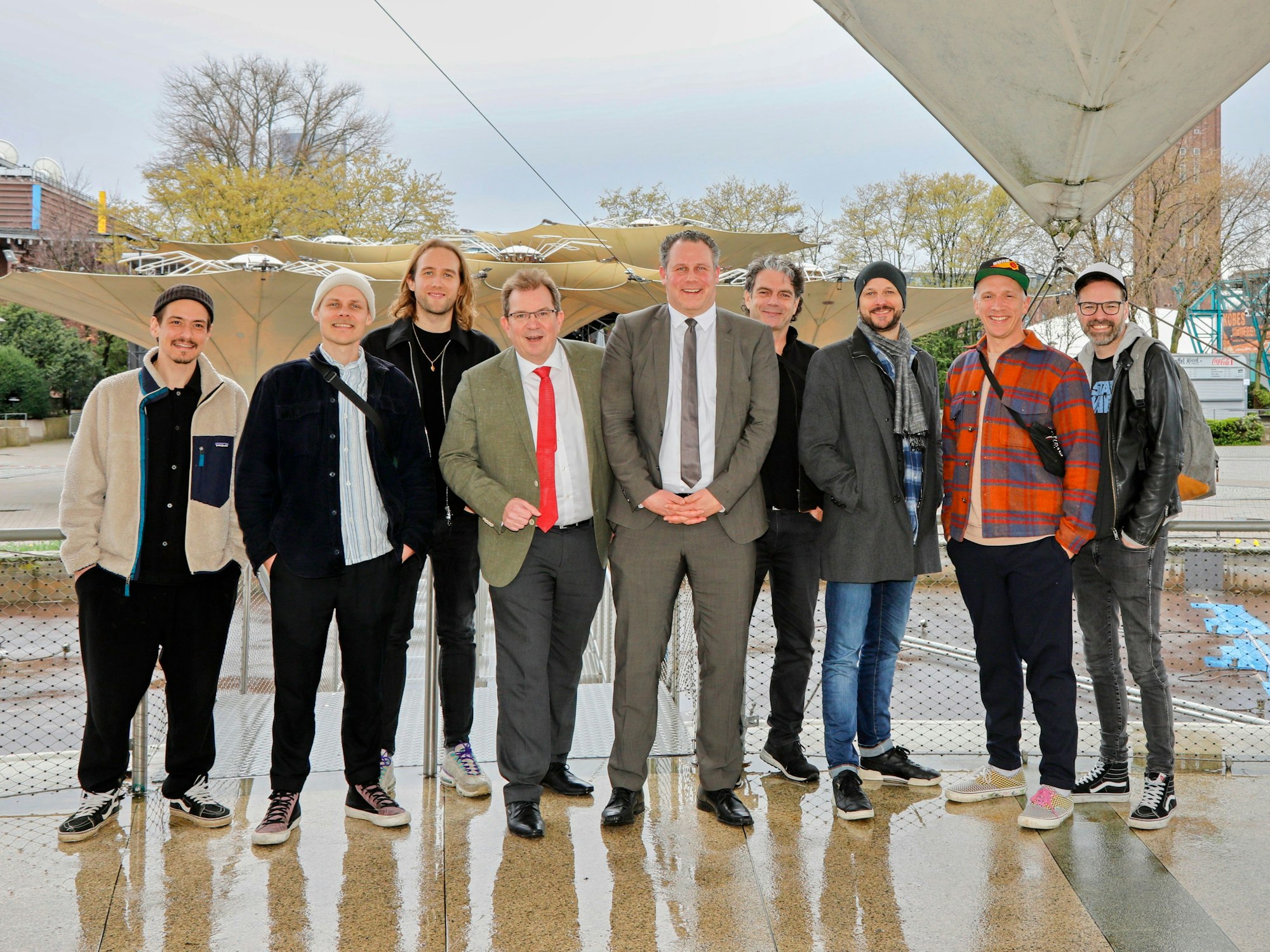Der neue Geschäftsführer von KölnCongress Ralf Nüsser und der Leiter des Tanzbrunnens Till Stolpe zusammen mit Mitgliedern der Bläck Fööss, Kasalla und Cat Ballou .