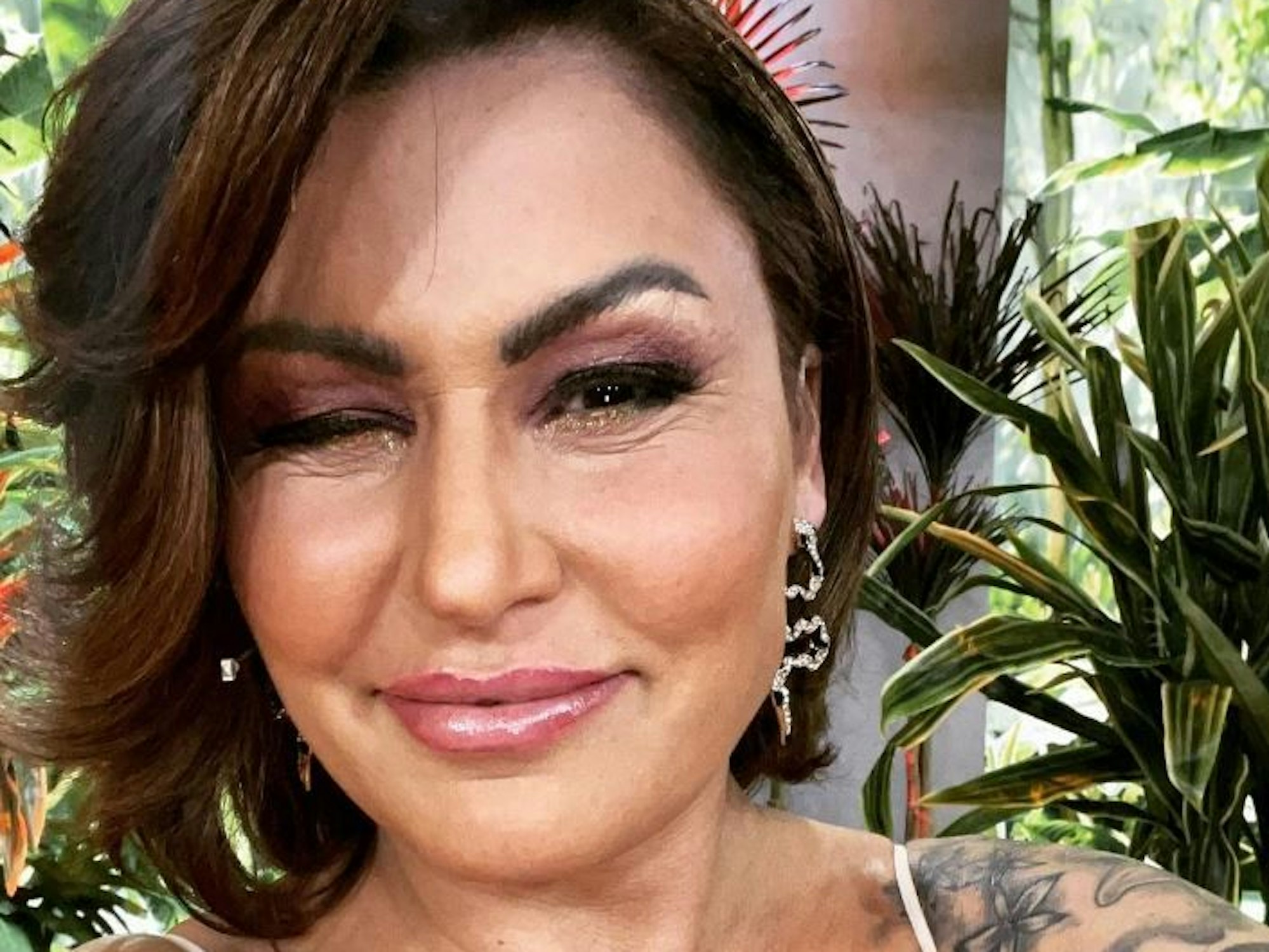 Jasmin Herren lächelt für ein Instagram-Selfie in die Kamera.