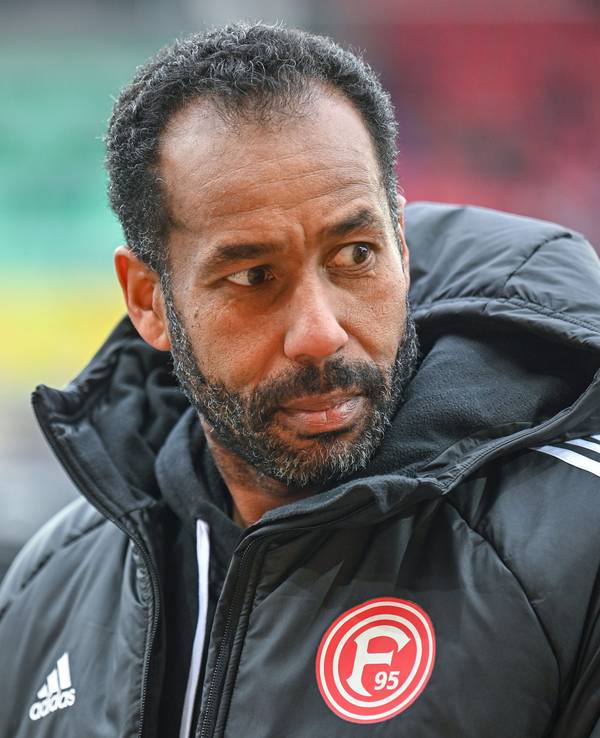 Daniel Thioune steht vor dem Spiel in Regensburg auf dem Platz.