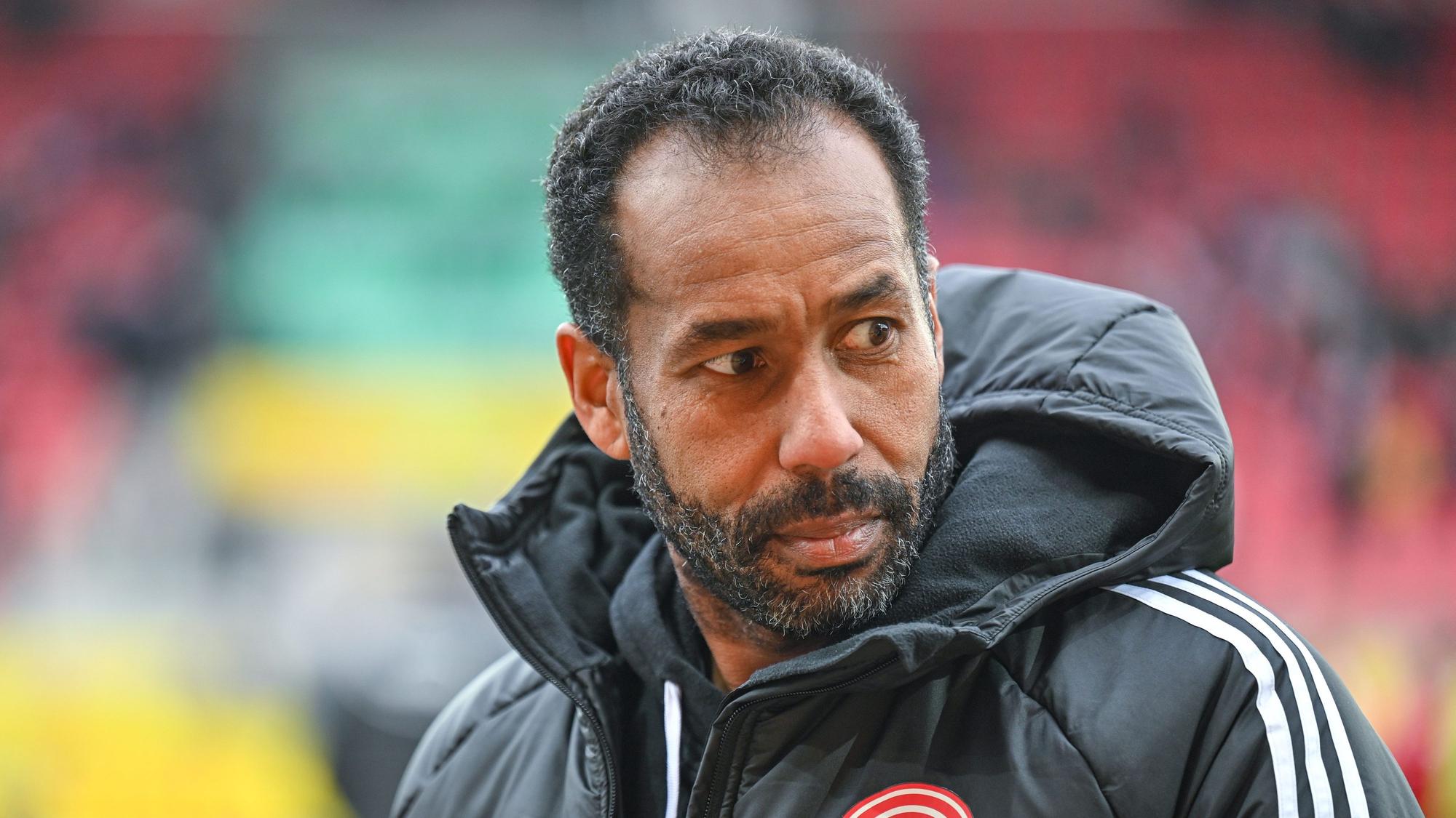 Daniel Thioune steht vor dem Spiel in Regensburg auf dem Platz.