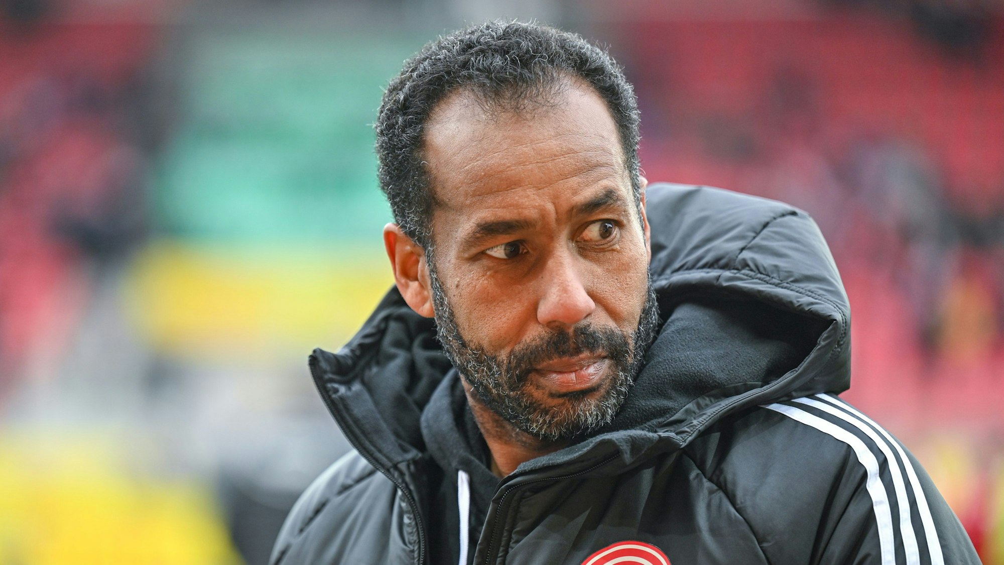 Daniel Thioune steht vor dem Spiel in Regensburg auf dem Platz.