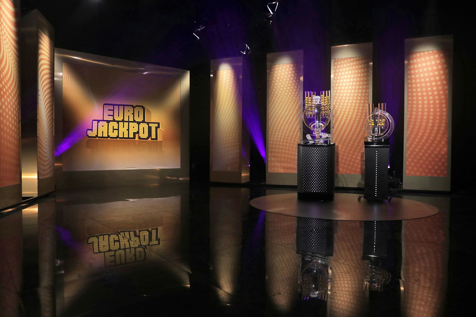 Ein Spielteilnehmer oder eine Spielteilnehmerin aus Bayern bewies zur Eurojackpot-Ziehung am Dienstag (28. März) ein glückliches Händchen: Der Glückspilz hat als Einziger die erste Gewinnklasse getroffen und wird so zum 74-fachen Millionär.