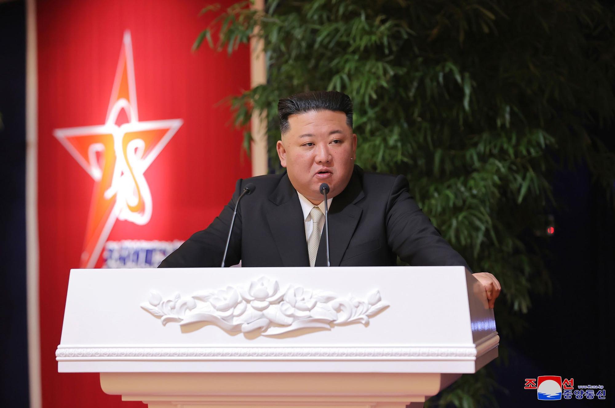 Diese von der staatlichen nordkoreanischen Nachrichtenagentur KCNA zur Verfügung gestellte Aufnahme zeigt Kim Jong Un, Machthaber in Nordkorea, bei einem Bankett an einem ungenannten Ort anlässlich des 75. Jahrestages der Gründung der Koreanischen Volksarmee.