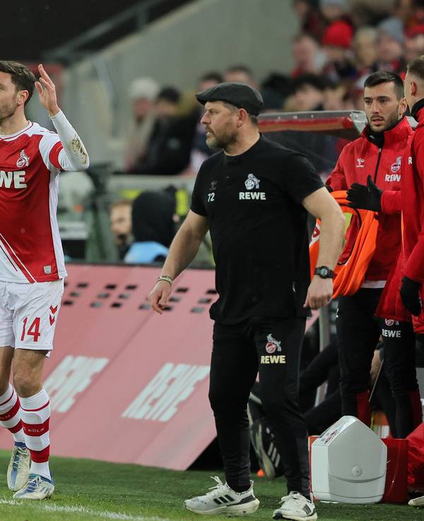 Jonas Hector führt beim Bundesliga-Spiel für den 1. FC Köln gegen den VfL Bochum einen Einwurf aus.
