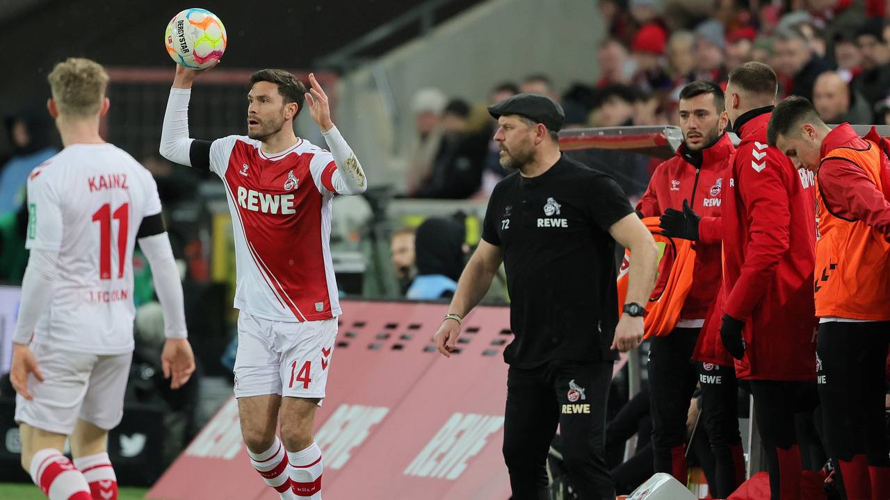 Jonas Hector führt beim Bundesliga-Spiel für den 1. FC Köln gegen den VfL Bochum einen Einwurf aus.