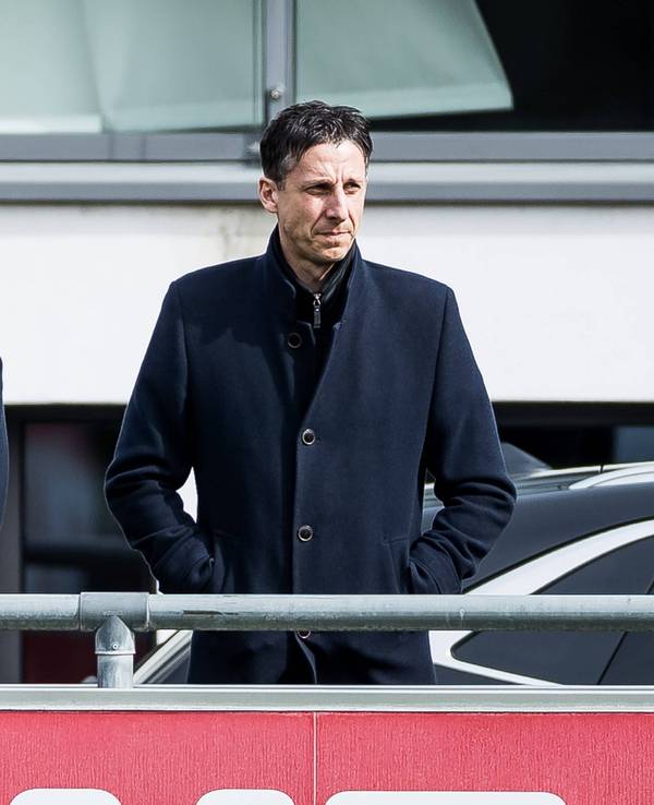 Geschäftsführer Christian Keller und Lizenzbereich-Leiter Thomas Kessler beobachten das Training des 1. FC Köln.
