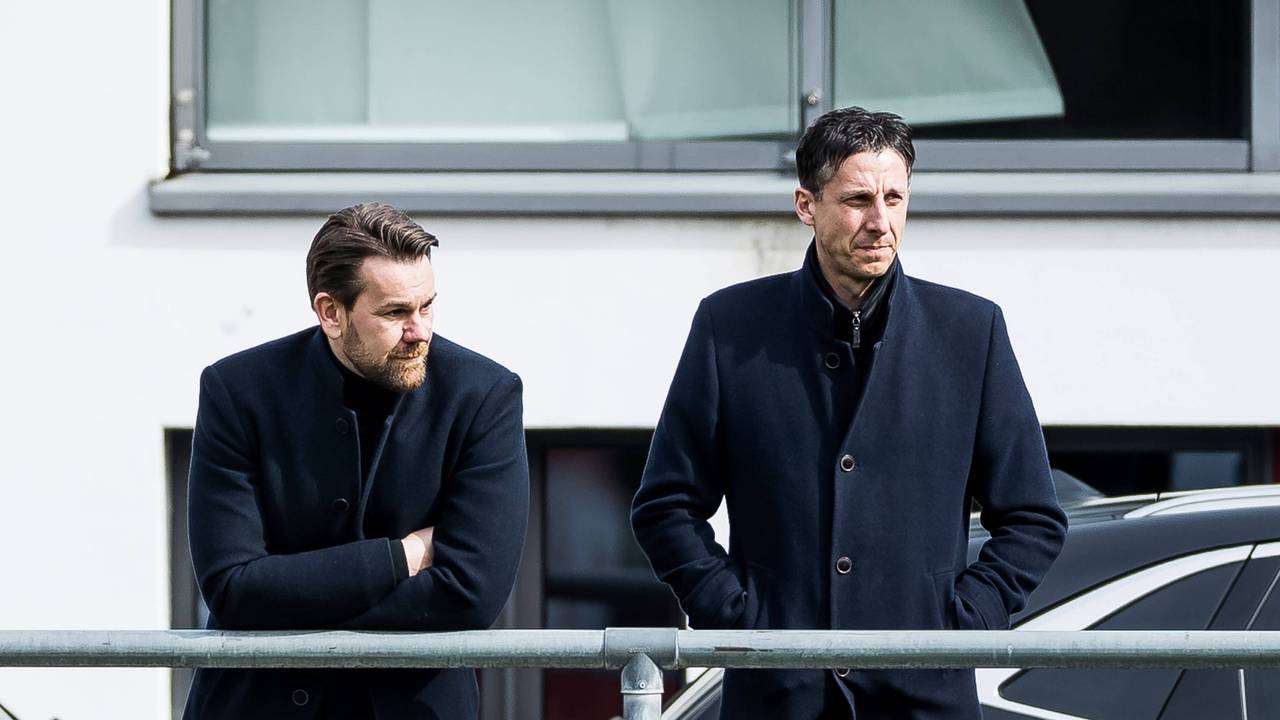 Geschäftsführer Christian Keller und Lizenzbereich-Leiter Thomas Kessler beobachten das Training des 1. FC Köln.