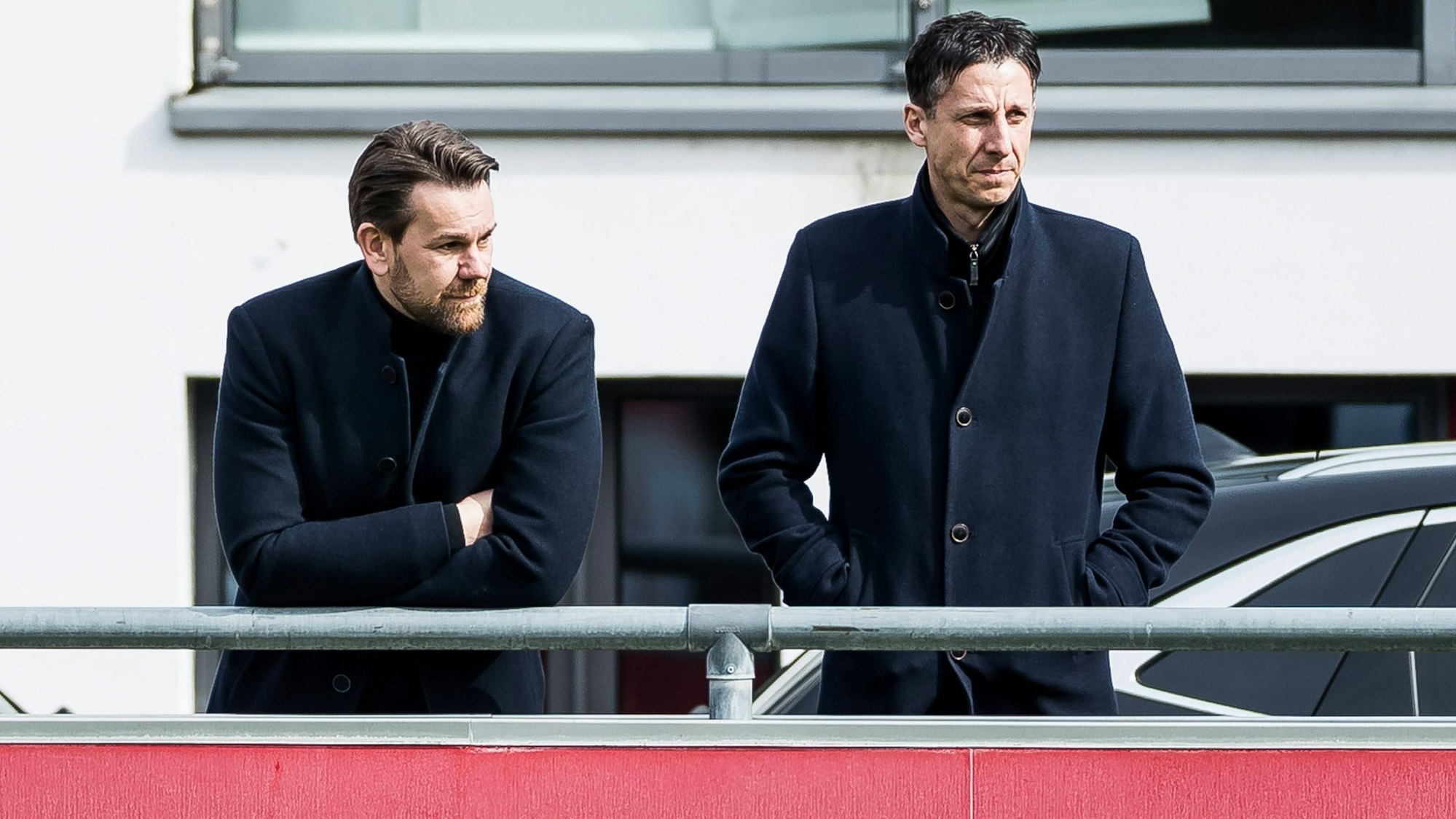 Geschäftsführer Christian Keller und Lizenzbereich-Leiter Thomas Kessler beobachten das Training des 1. FC Köln.