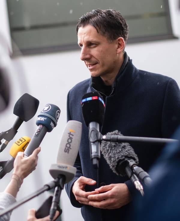 Christian Keller, Geschäftsführer des 1. FC Köln, gibt Journalisten ein Statement.