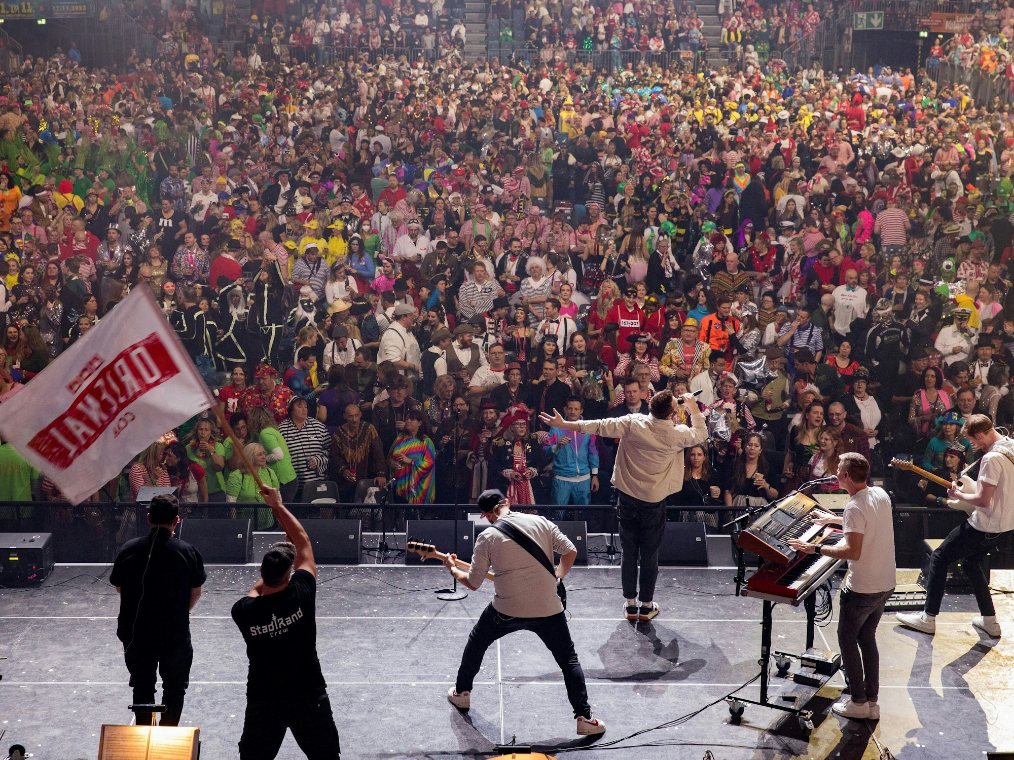 Bands spielen bei der Lachenden Kölnarena.