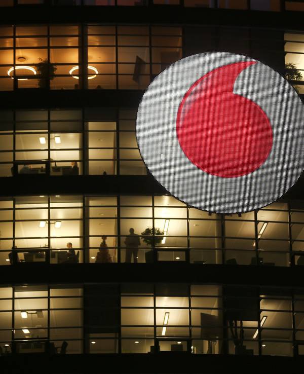 Das Logo an der Unternehmenszentrale von Vodafone GmbH.