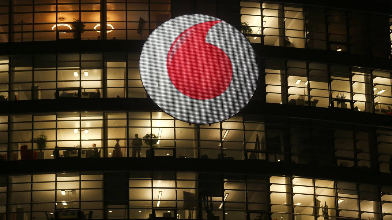 Das Logo an der Unternehmenszentrale von Vodafone GmbH.