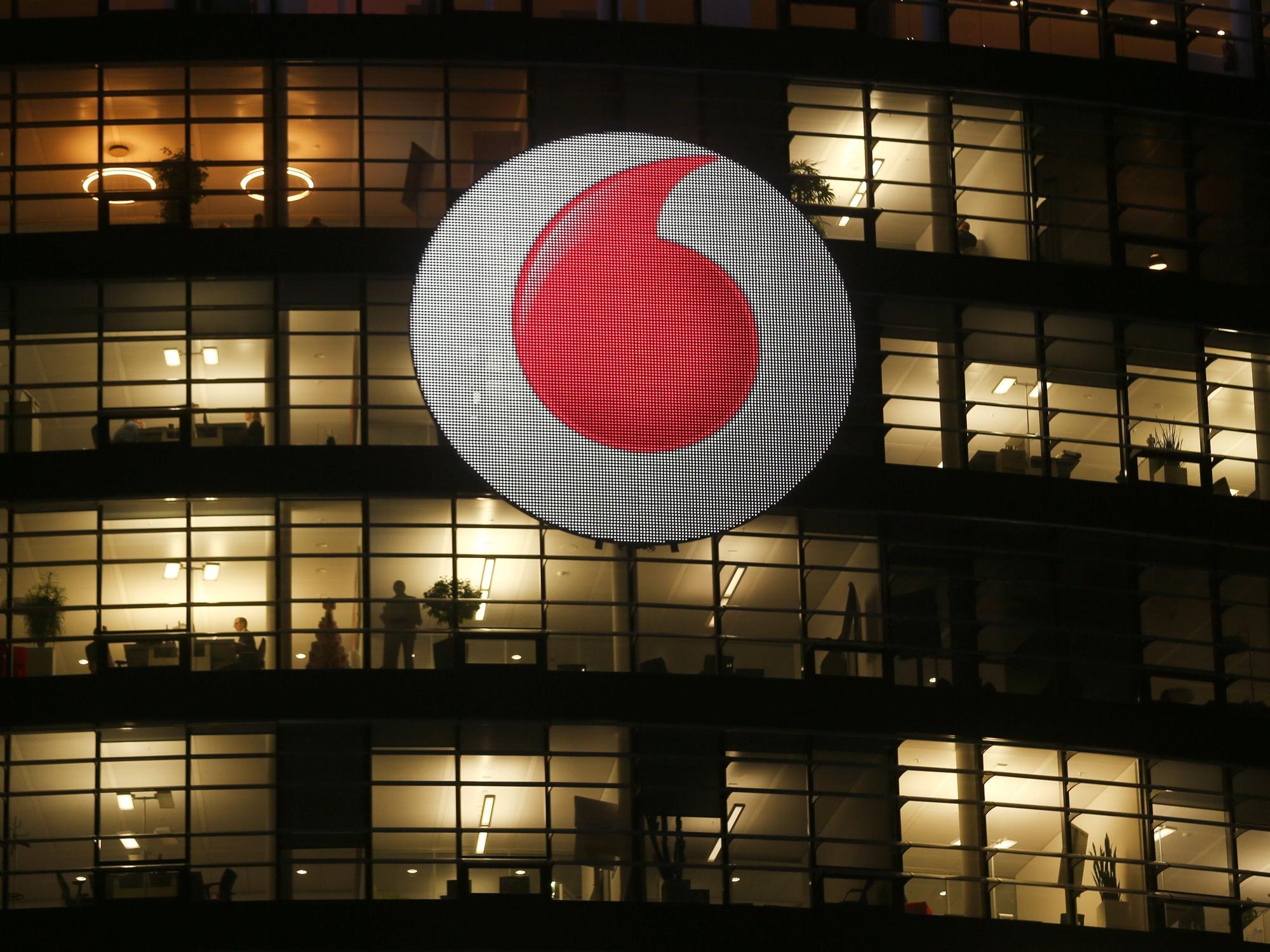 Das Logo an der Unternehmenszentrale von Vodafone GmbH.