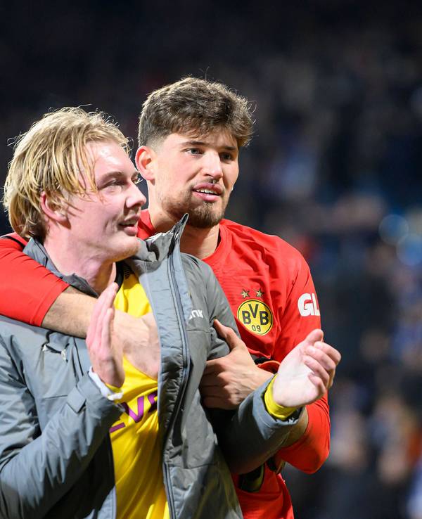 Gregor Kobel umarmt Julian Brandt nach dem Spiel gegen den VfL Bochum.