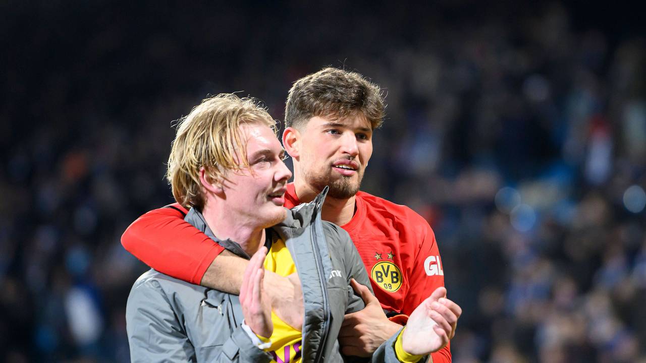 Gregor Kobel umarmt Julian Brandt nach dem Spiel gegen den VfL Bochum.