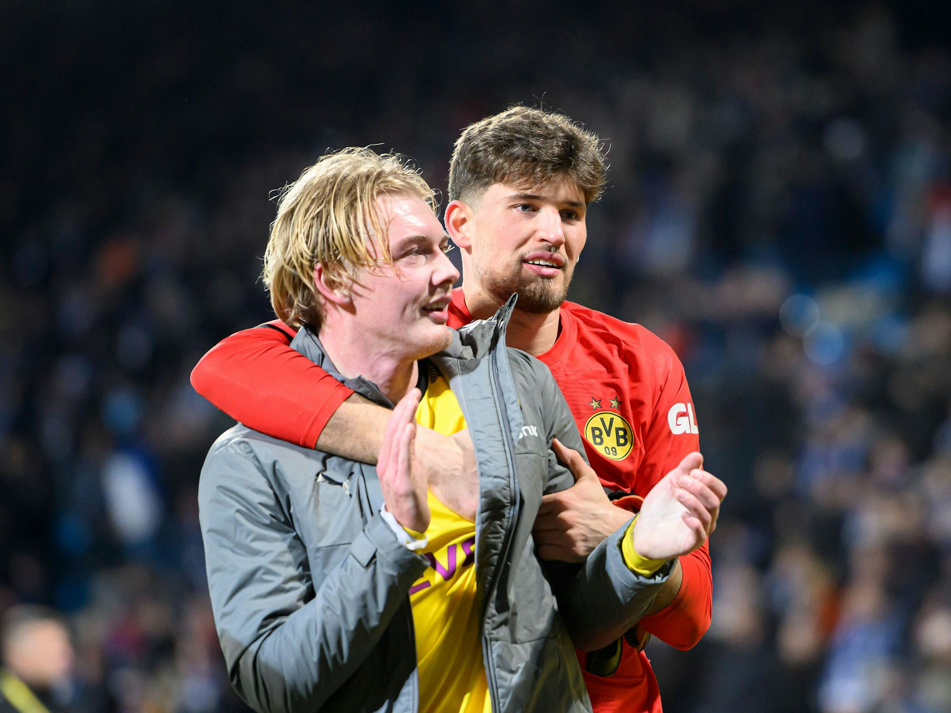Gregor Kobel umarmt Julian Brandt nach dem Spiel gegen den VfL Bochum.