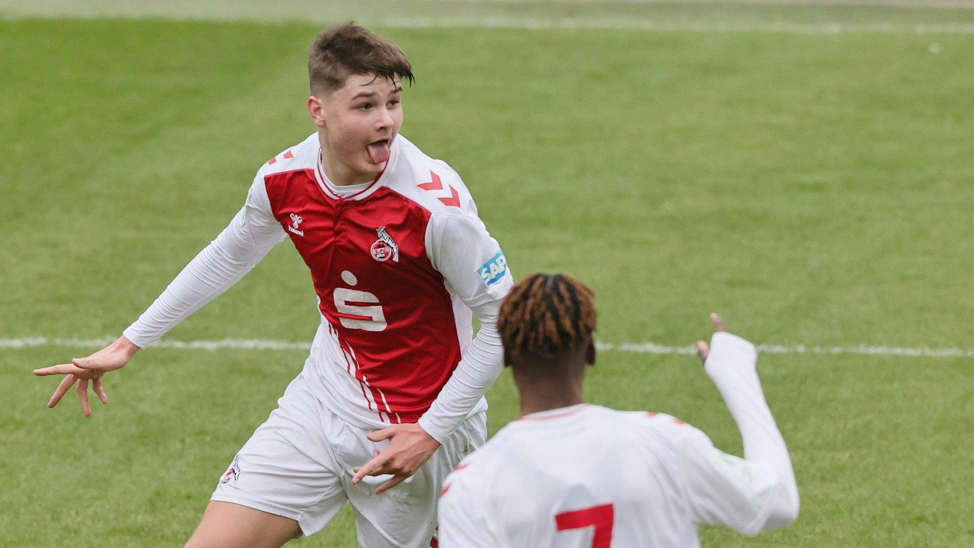 Der Kölner Nachwuchsspieler Jaka Cuber Potocnik jubelt über ein Tor.