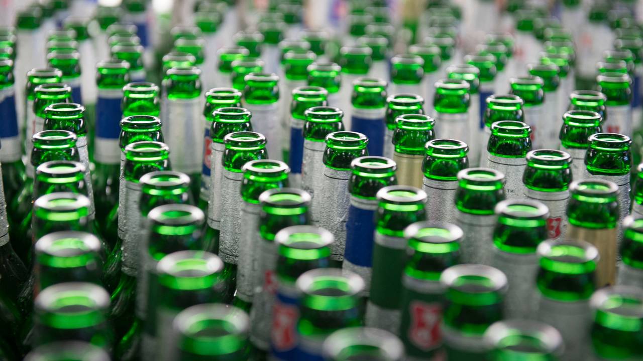 Beck's Bier Flaschen laufen in der Brauerei zum Reinigen über das Band. Symbolfoto vom 28. Mai 2013.