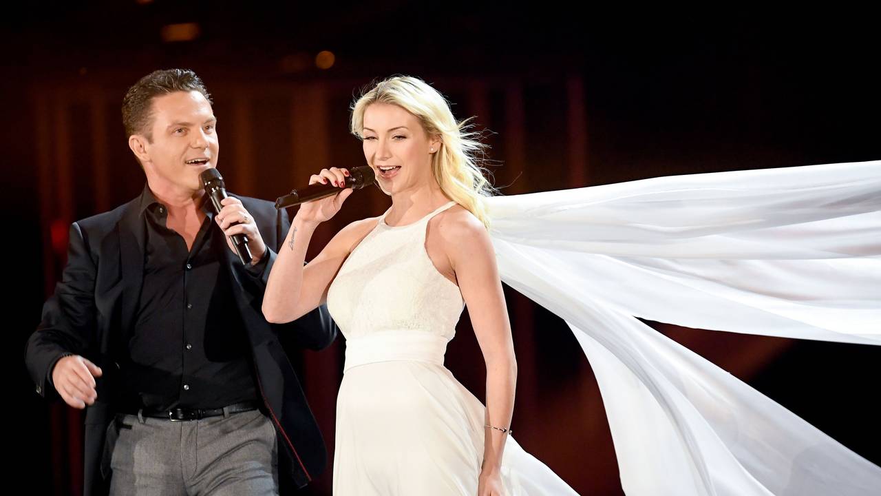 Anna-Carina Woitschack und Stefan Mross singen gemeinsam.