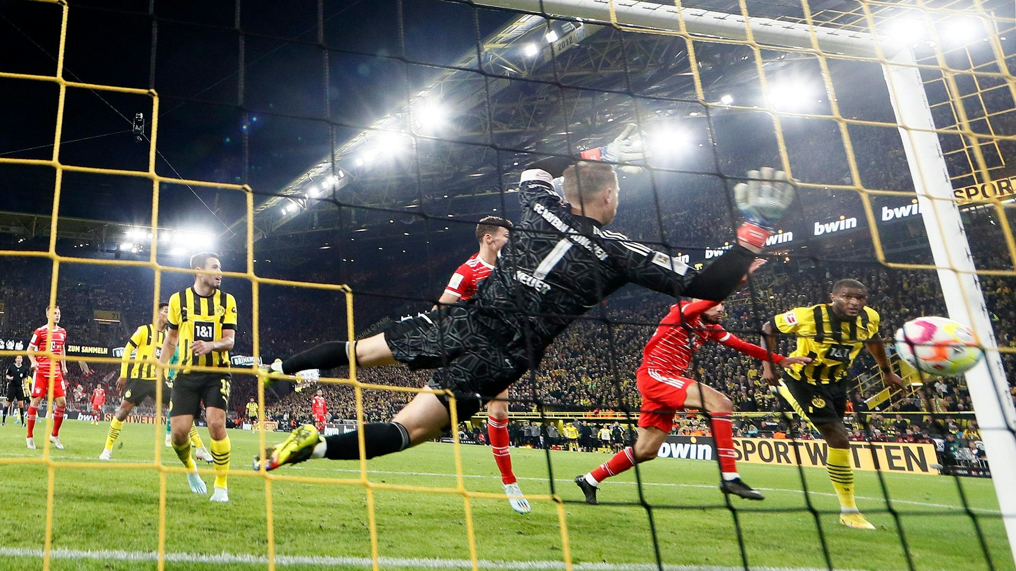 Anthony Modeste köpft den BVB gegen die Bayern zum späten Ausgleich.