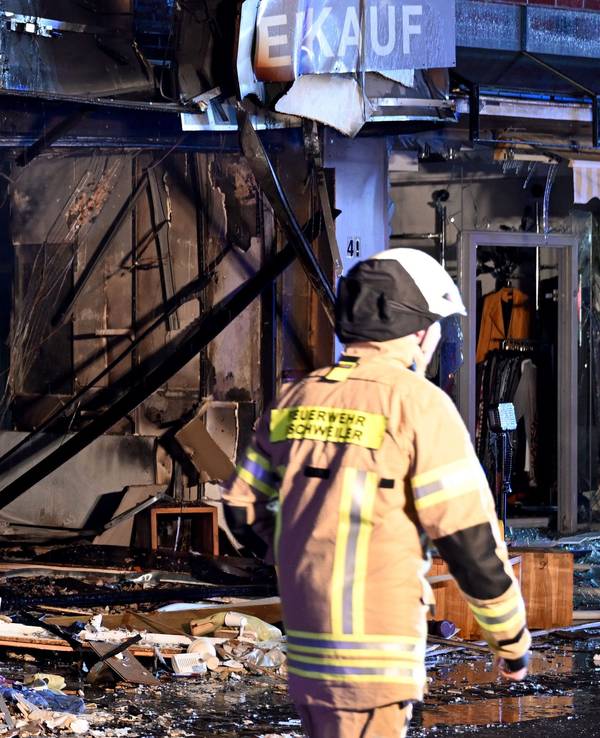 Trümmer liegen vor einem Haus in der Neustraße.