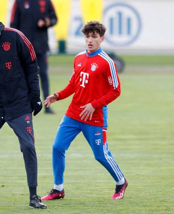 Thomas Tuchel (l.) steht auf dem Trainingsplatz des FC Bayern.