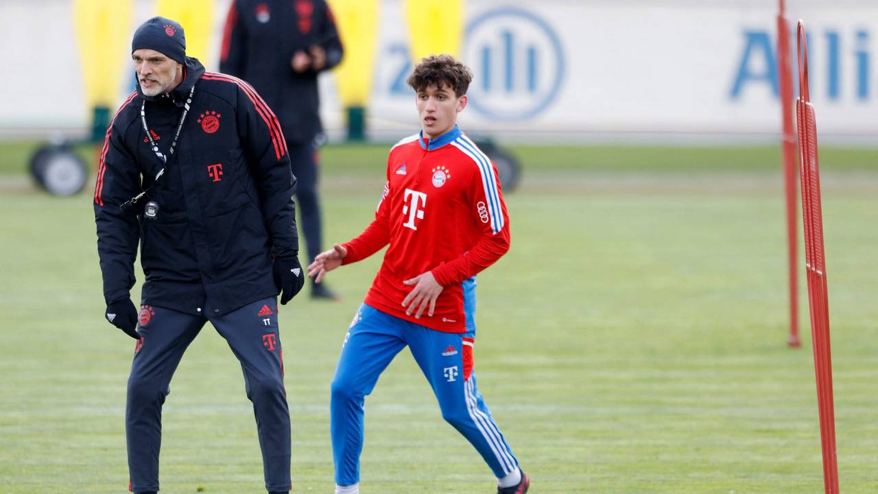 Thomas Tuchel (l.) steht auf dem Trainingsplatz des FC Bayern.