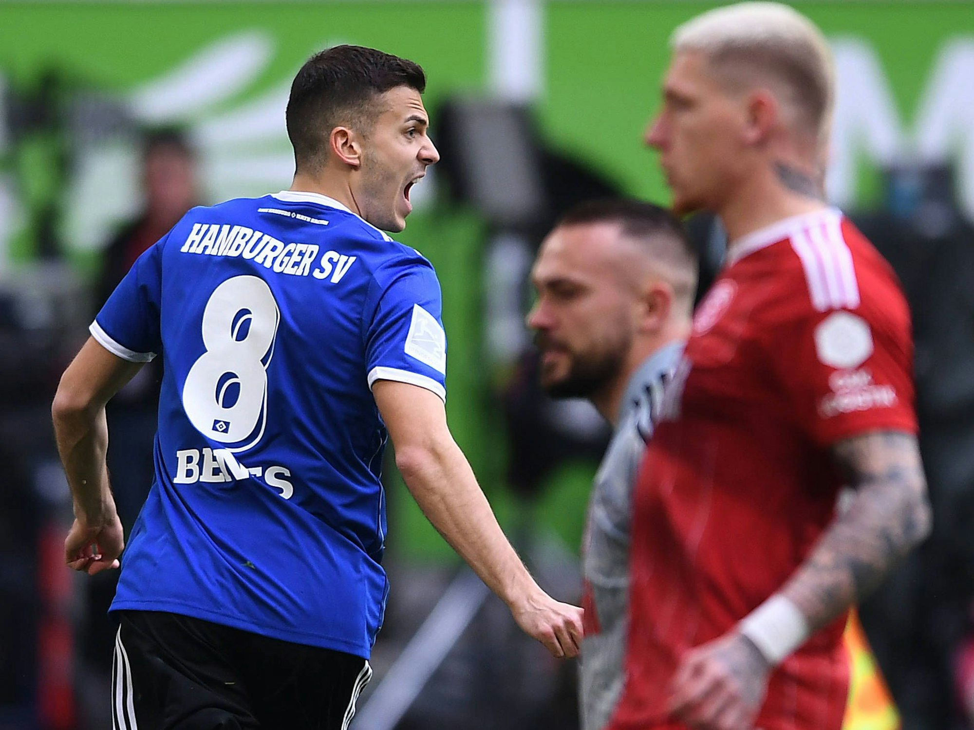 László Bénes jubelt, Jordy de Wijs schaut zu.