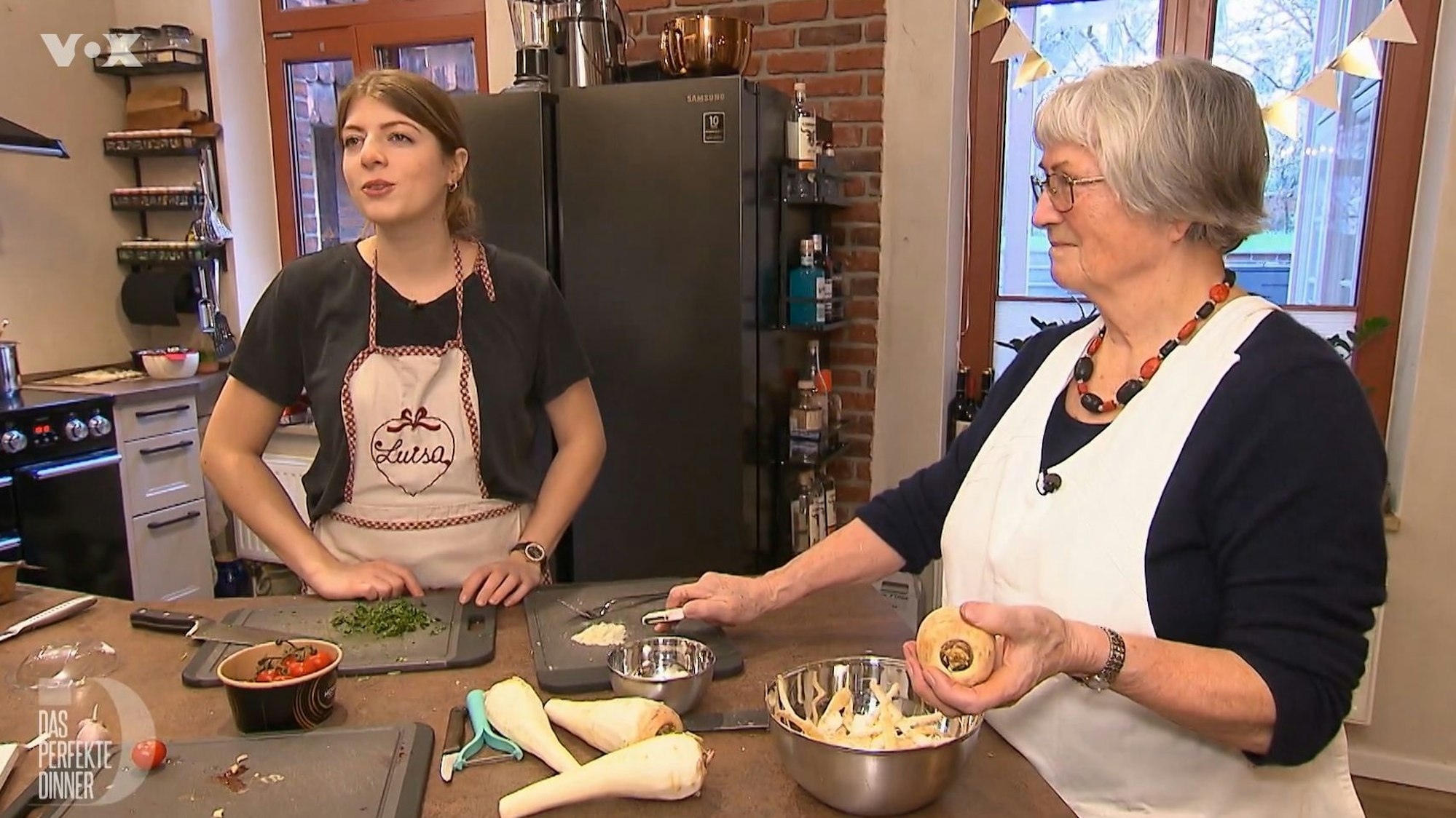 Luisa und ihre Oma Hanne stehen gemeinsam in der Küche.