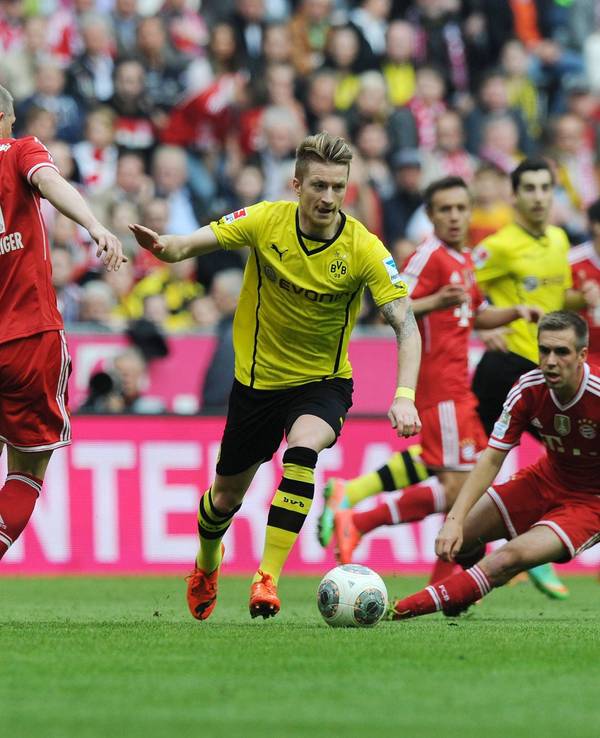 v.li., Bastian Schweinsteiger, Marco Reus und Philipp Lahm im Klassiker auf dem Spielfeld.