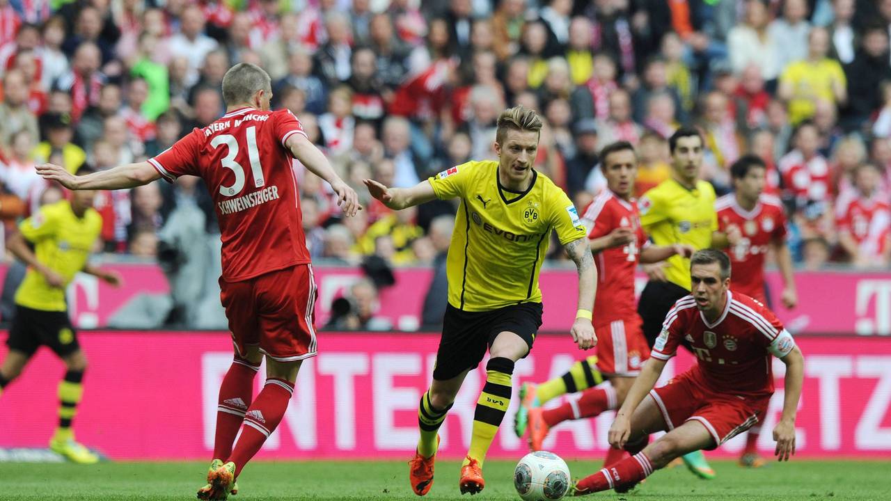 v.li., Bastian Schweinsteiger, Marco Reus und Philipp Lahm im Klassiker auf dem Spielfeld.