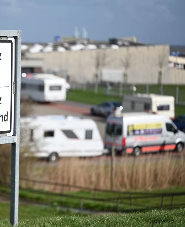 Hinweisschilder weisen Urlauberinnen und Urlaubern den Weg zu den Wohnmobilstellplätzen.