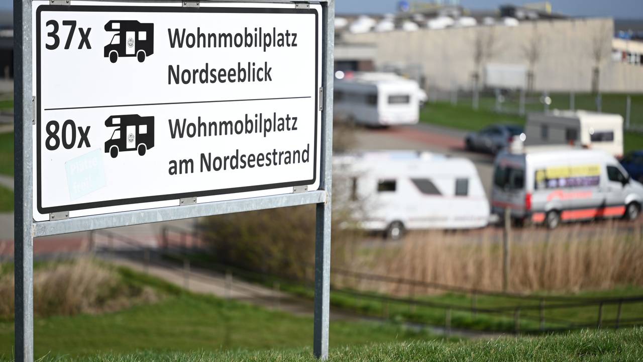 Hinweisschilder weisen Urlauberinnen und Urlaubern den Weg zu den Wohnmobilstellplätzen.