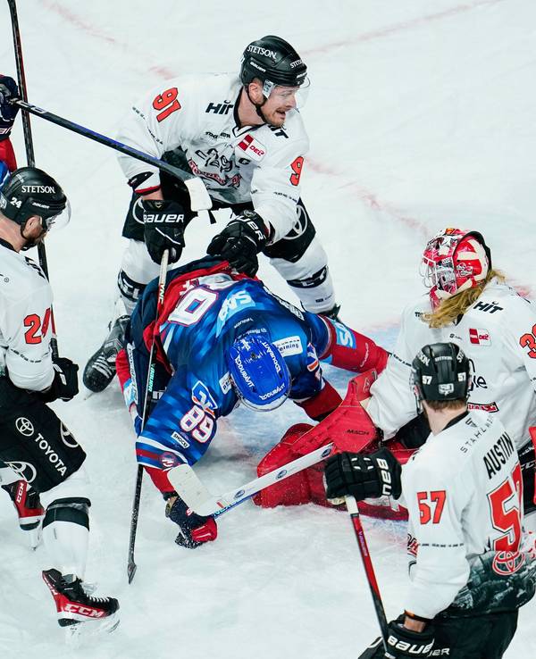 DEL-Playoffs: Adler Mannheim erzielt ein Tor gegen die Kölner Haie.