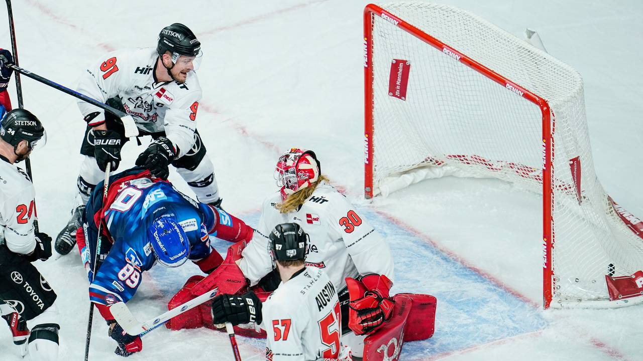 DEL-Playoffs: Adler Mannheim erzielt ein Tor gegen die Kölner Haie.