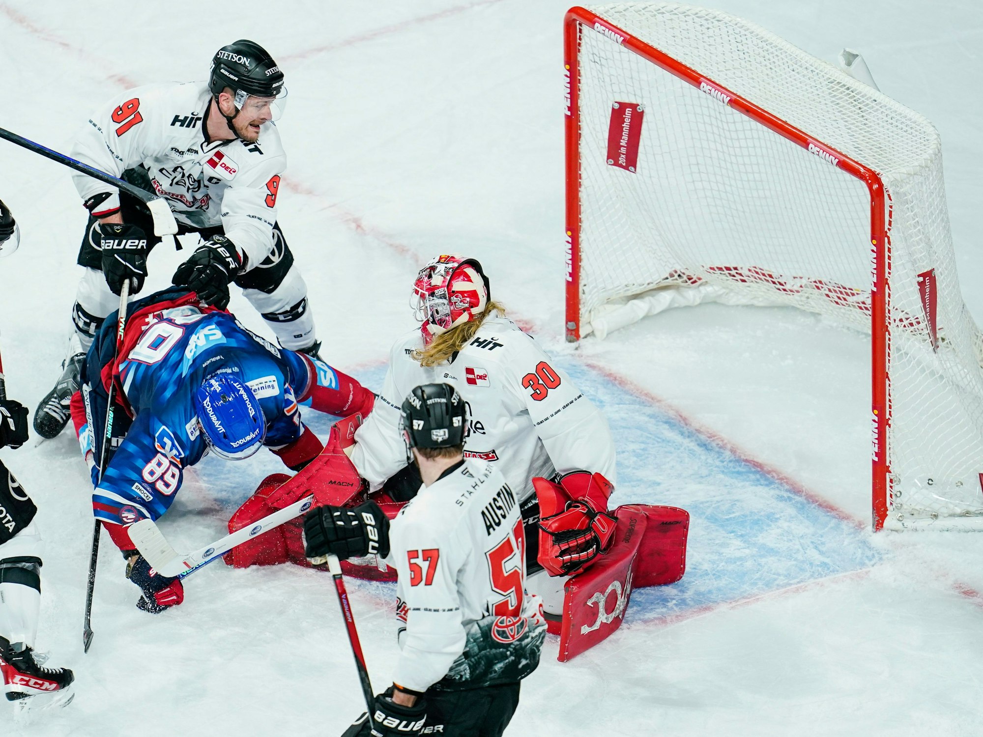 DEL-Playoffs: Adler Mannheim erzielt ein Tor gegen die Kölner Haie.