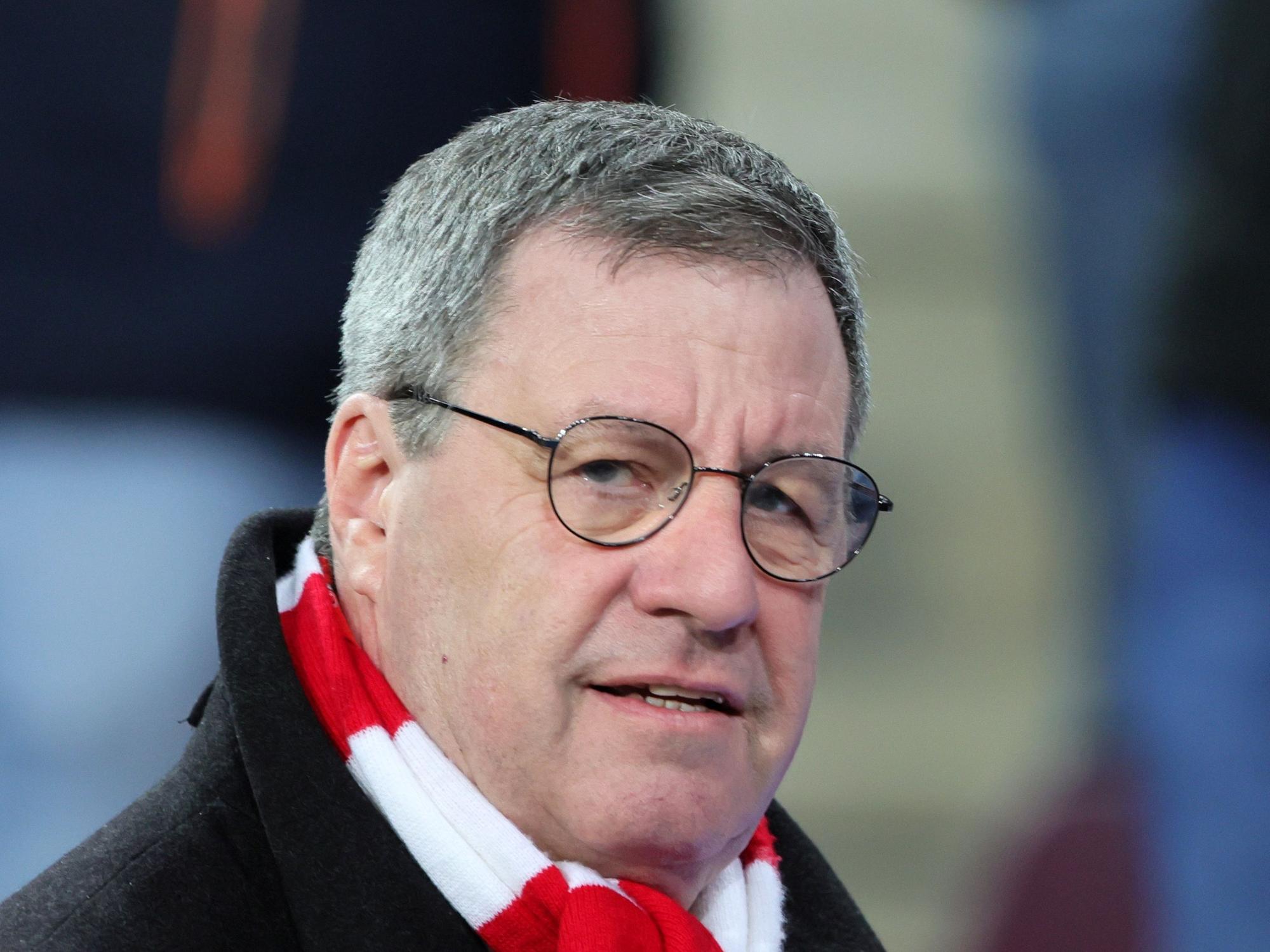 Werner Wolf, Präsident des 1. FC Köln, steht am Spielfeldrand.
