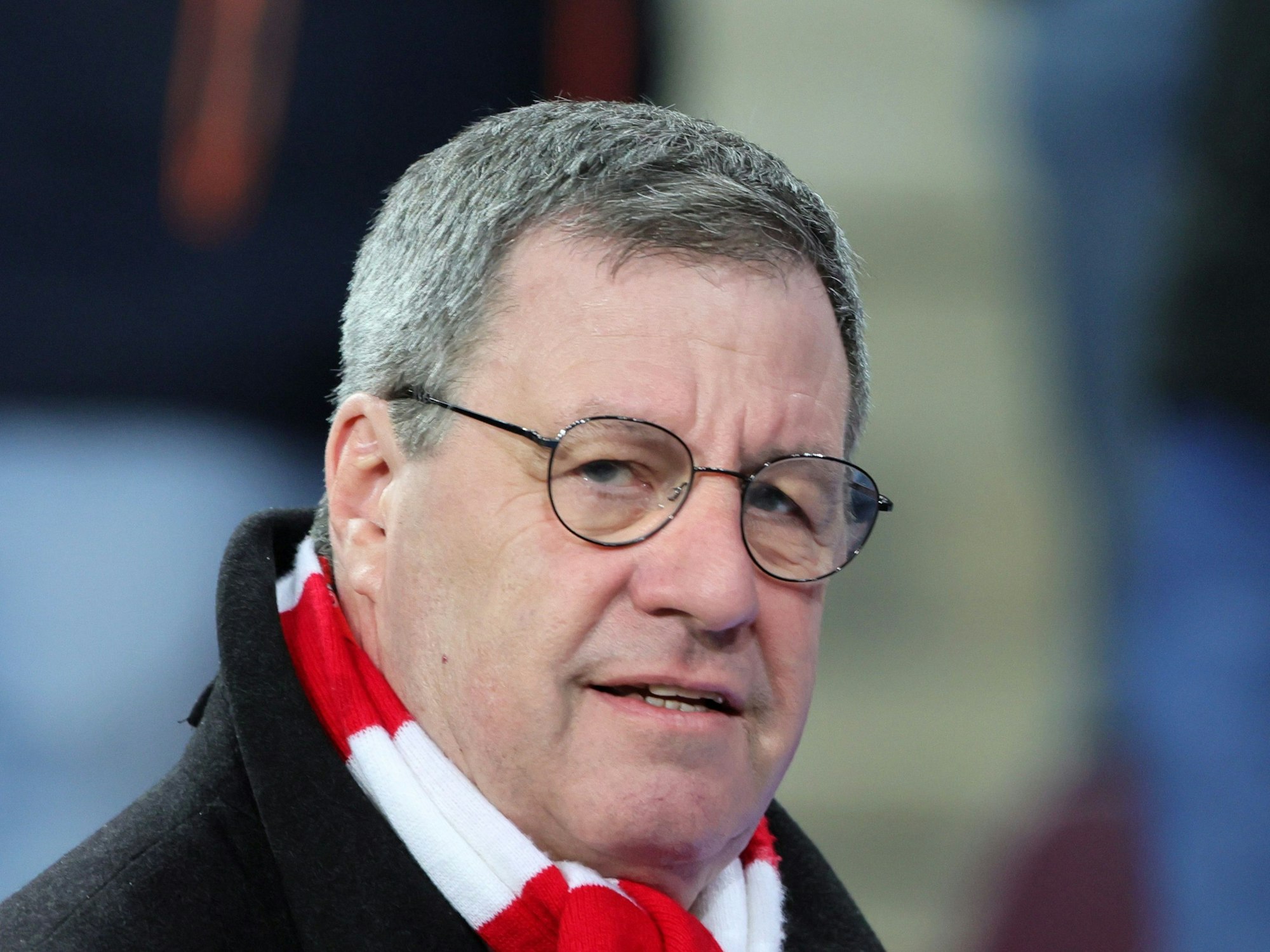 Werner Wolf, Präsident des 1. FC Köln, steht am Spielfeldrand.