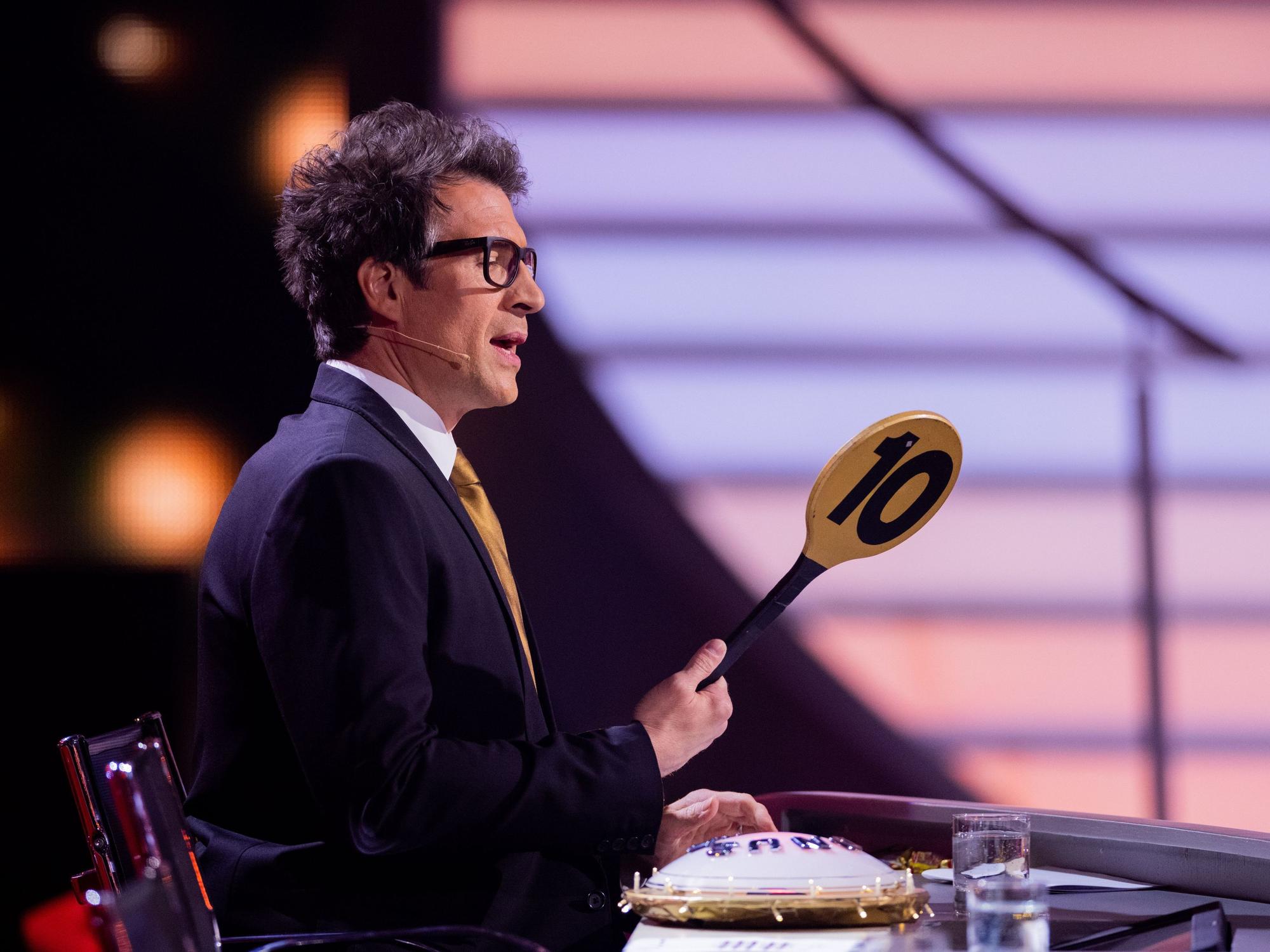 Daniel Hartwich, hier am Freitagabend (31. März 2023) bei „Let's Dance“, sitzt mit einer Wertungskelle.
