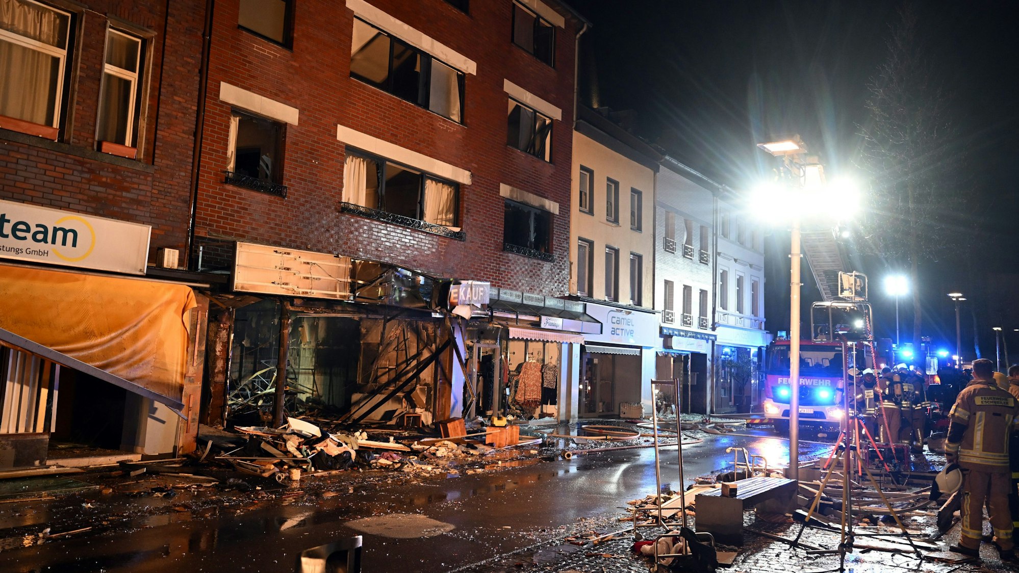 Trümmer liegen vor einem Haus in der Neustraße.