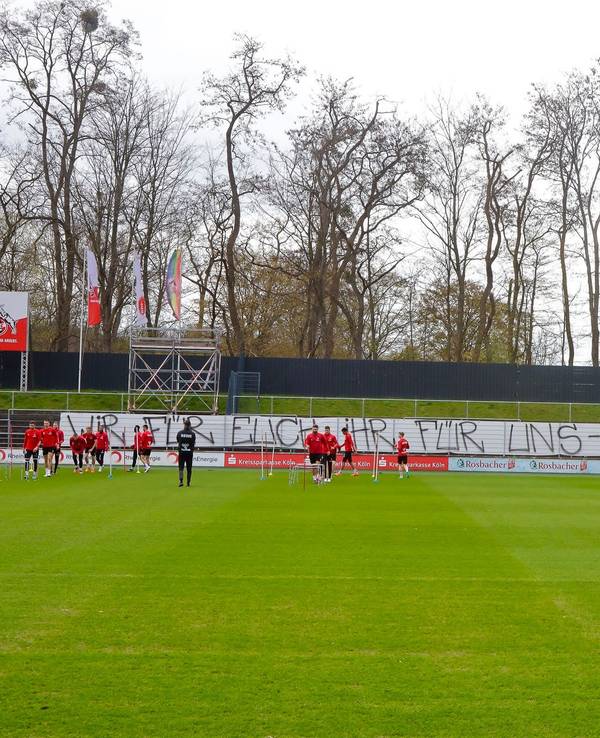 XXL-Plakat der Fans für das Derby gegen Gladbach