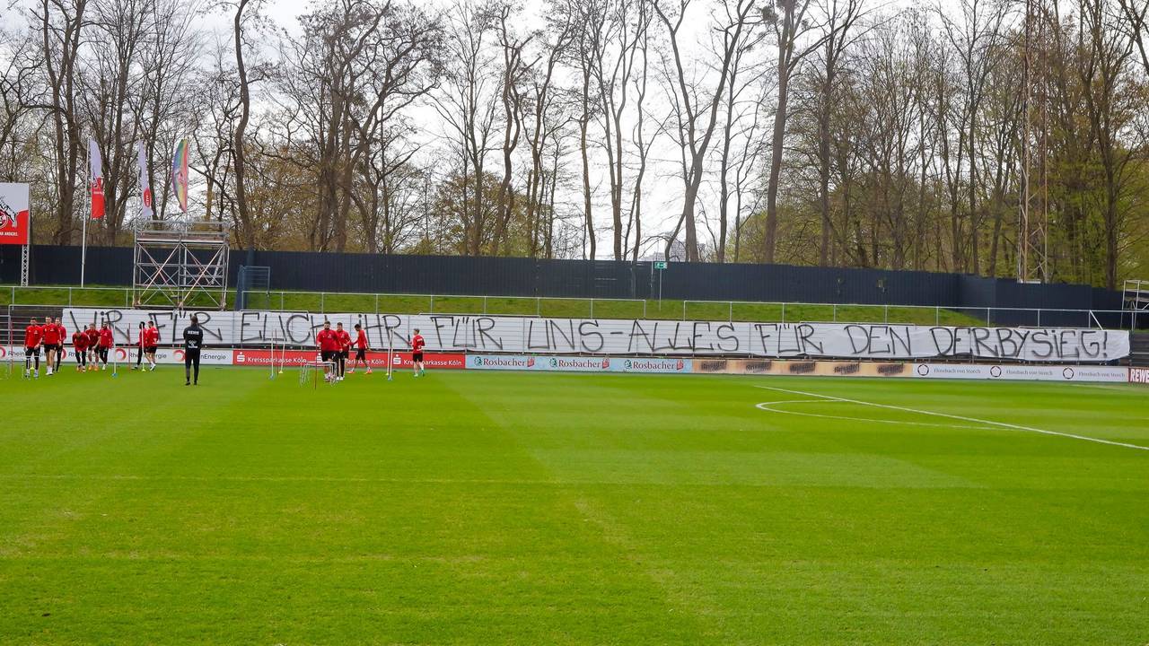 XXL-Plakat der Fans für das Derby gegen Gladbach