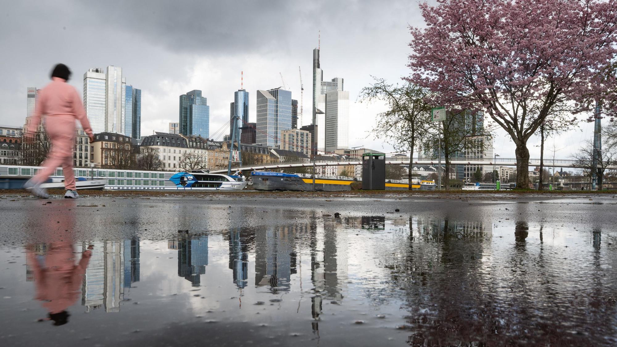 Die Skyline von Frankfurt am 30. März 2023.