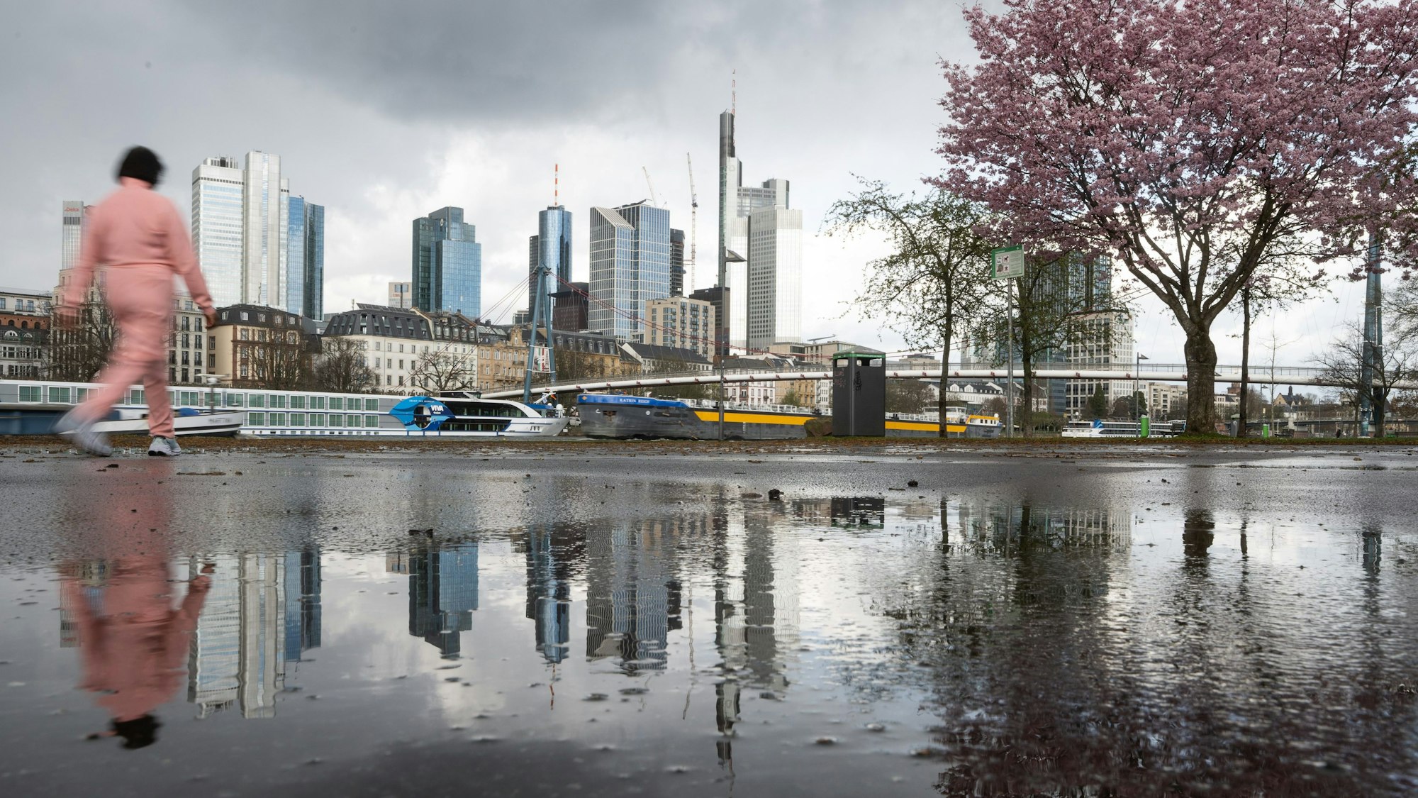 Die Skyline von Frankfurt am 30. März 2023.