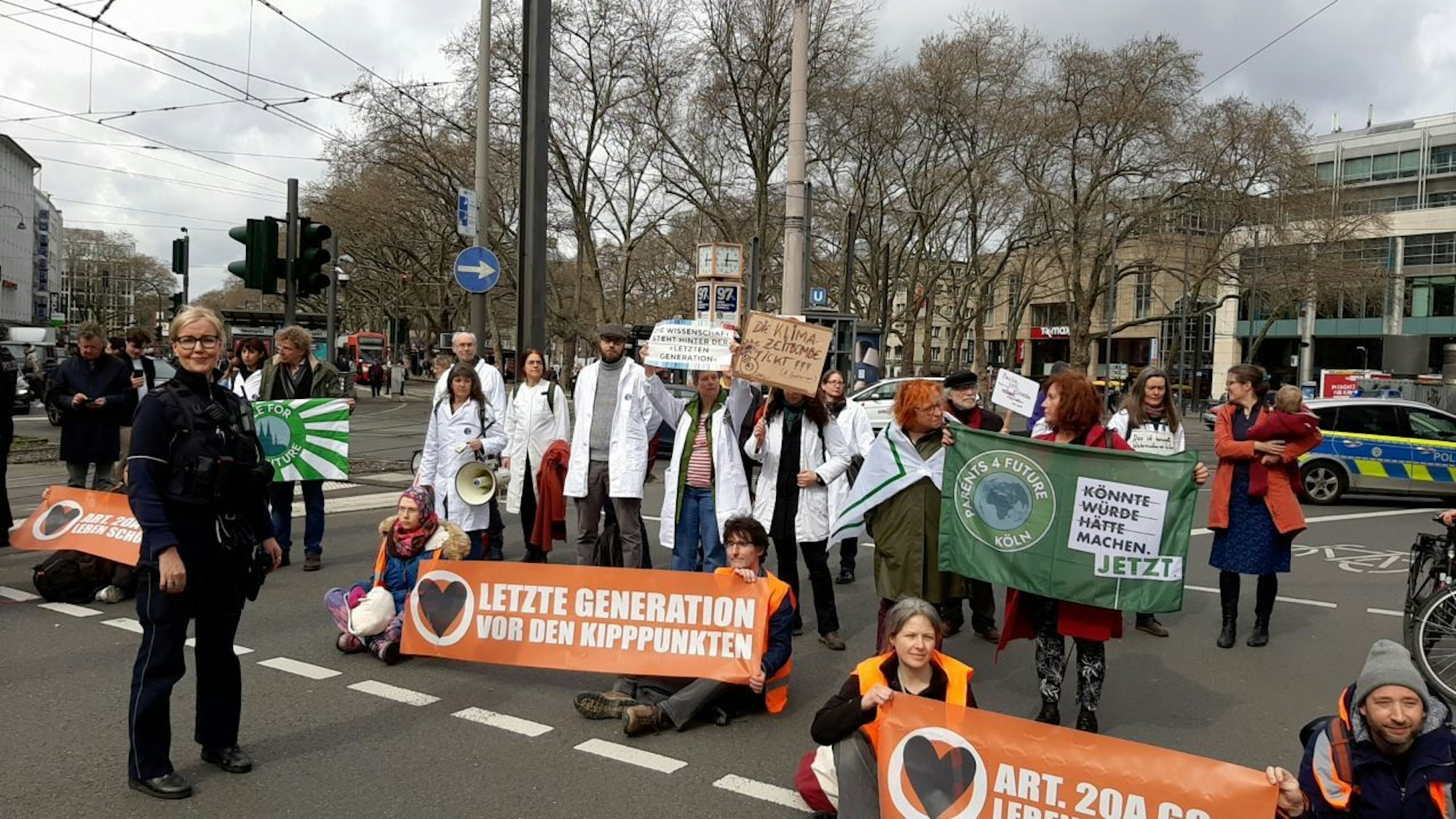 Die „Letzte Generation“ blockiert am Freitagmittag am Neumarkt die Straße.