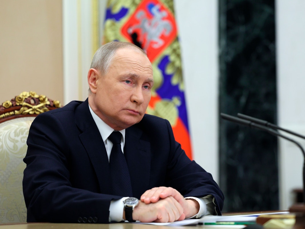 Wladimir Putin hört dem russischen Verkehrsminister Witali Saweljew während ihres Treffens in Moskau zu.