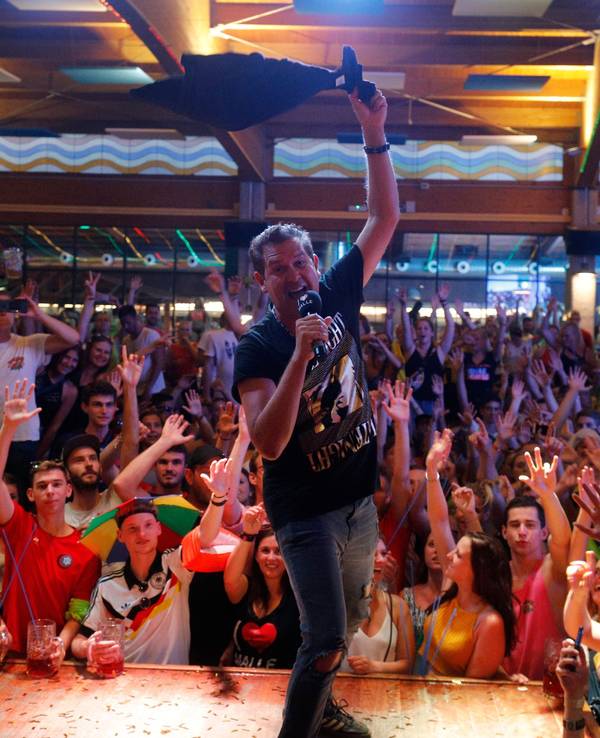 Sänger Peter Wackel singt im Bierkönig, um ihn herum stehen Feiernde.