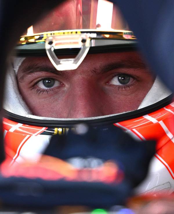 Max Verstappen von Red Bull Racing sitzt in seinem Fahrzeug.